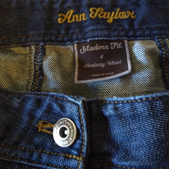 SHORT ANN  TAYLOR SIZE 4 AND COLOR BLUE - Picture 3 of 4